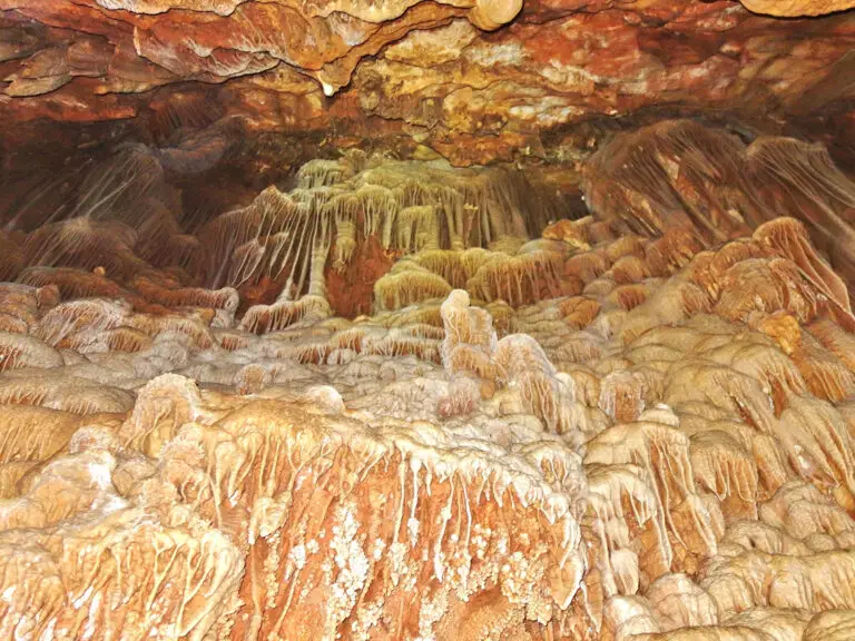 Haga espeleología en nuestra cueva privada*.