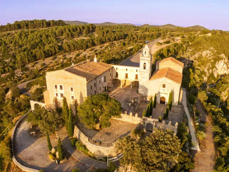 El castillo templario y la iglesia cerca de Sant Mateu