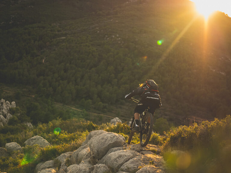 Bicicleta de montaña por sinuosos senderos**